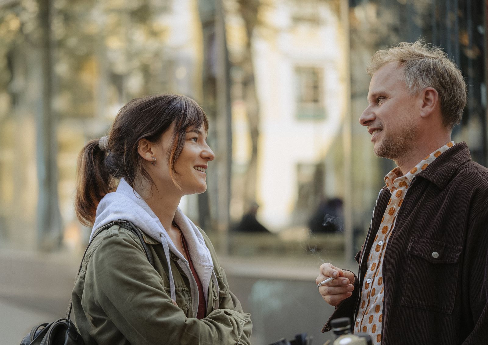 Barbara (Valerie Pachner) und Heli (Robert Stadlober) sehen es als ihre Lebensaufgabe, andere Menschen zum Lachen zu bringen. Doch dann zerstört ein schwerer Schicksalsschlag ihre gemeinsame Zukunft.  (Bild: Alamode Film / Polyfilm / Nikolett Kustos)