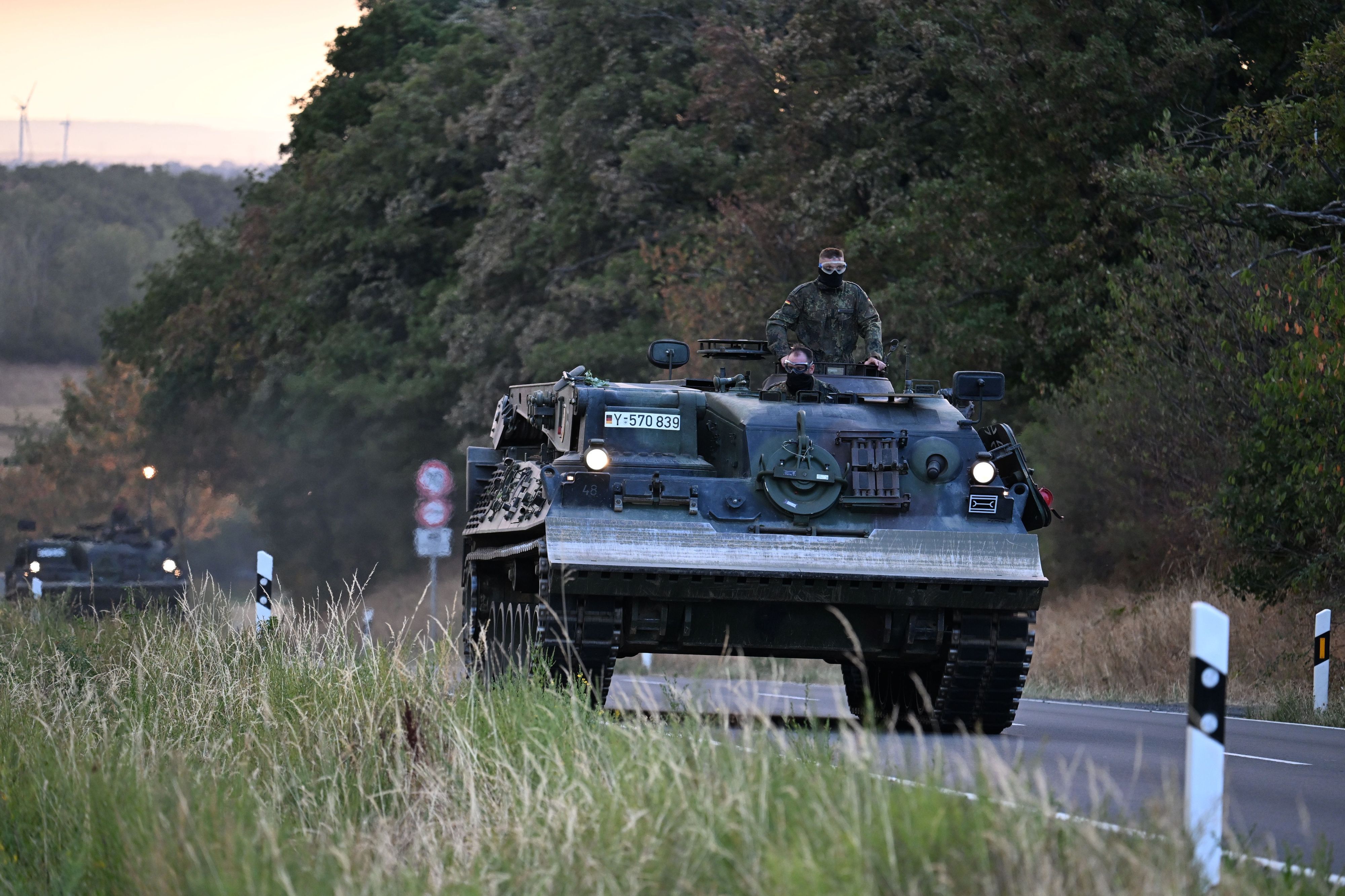 Pionierpanzer der Bundeswehr fahren zu einem Waldbrand im Hürtgenwald.