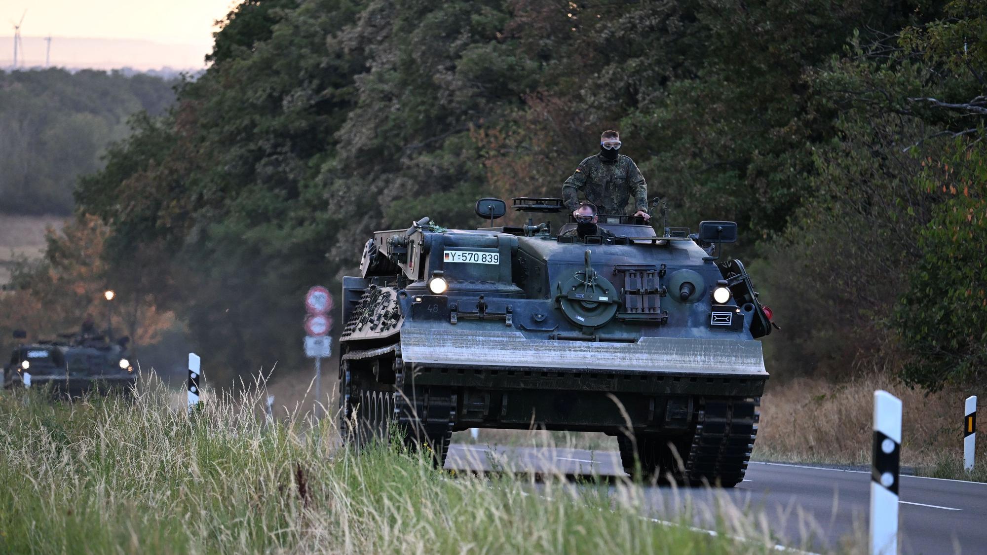 Pionierpanzer der Bundeswehr fahren zu einem Waldbrand im Hürtgenwald.