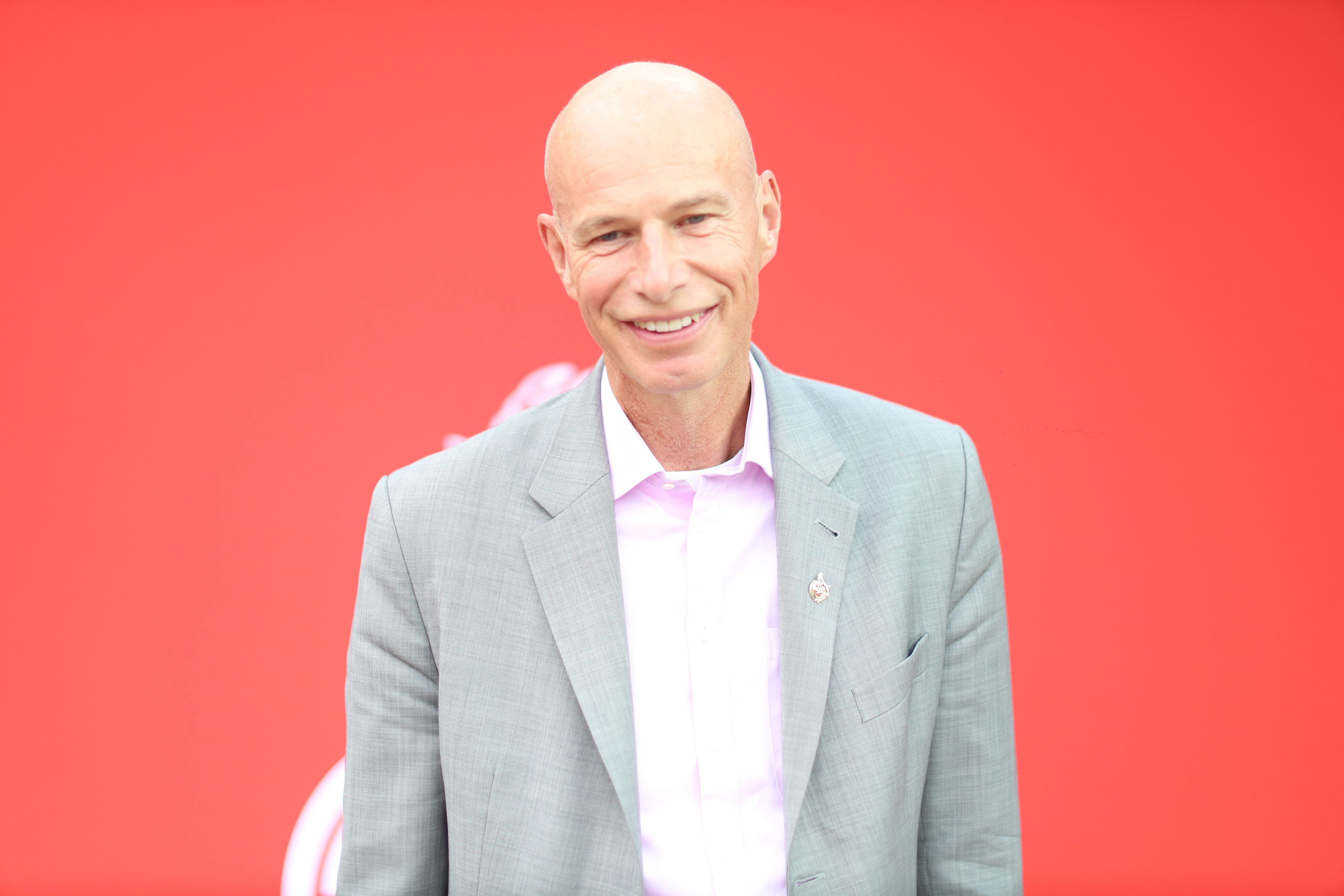 Jörn Stobbe posiert bei der Saisonabschlussfeier des 1. FC Köln.