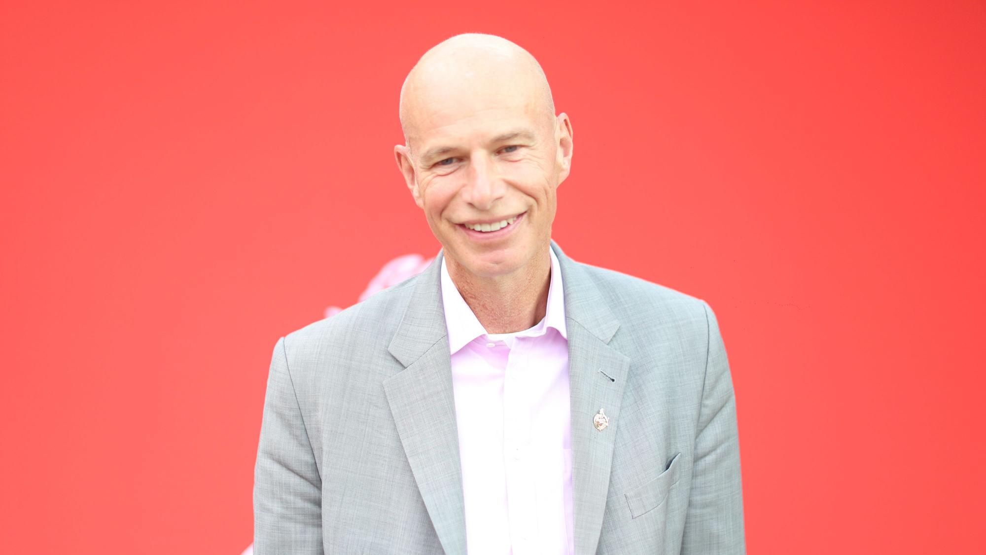 Jörn Stobbe posiert bei der Saisonabschlussfeier des 1. FC Köln.