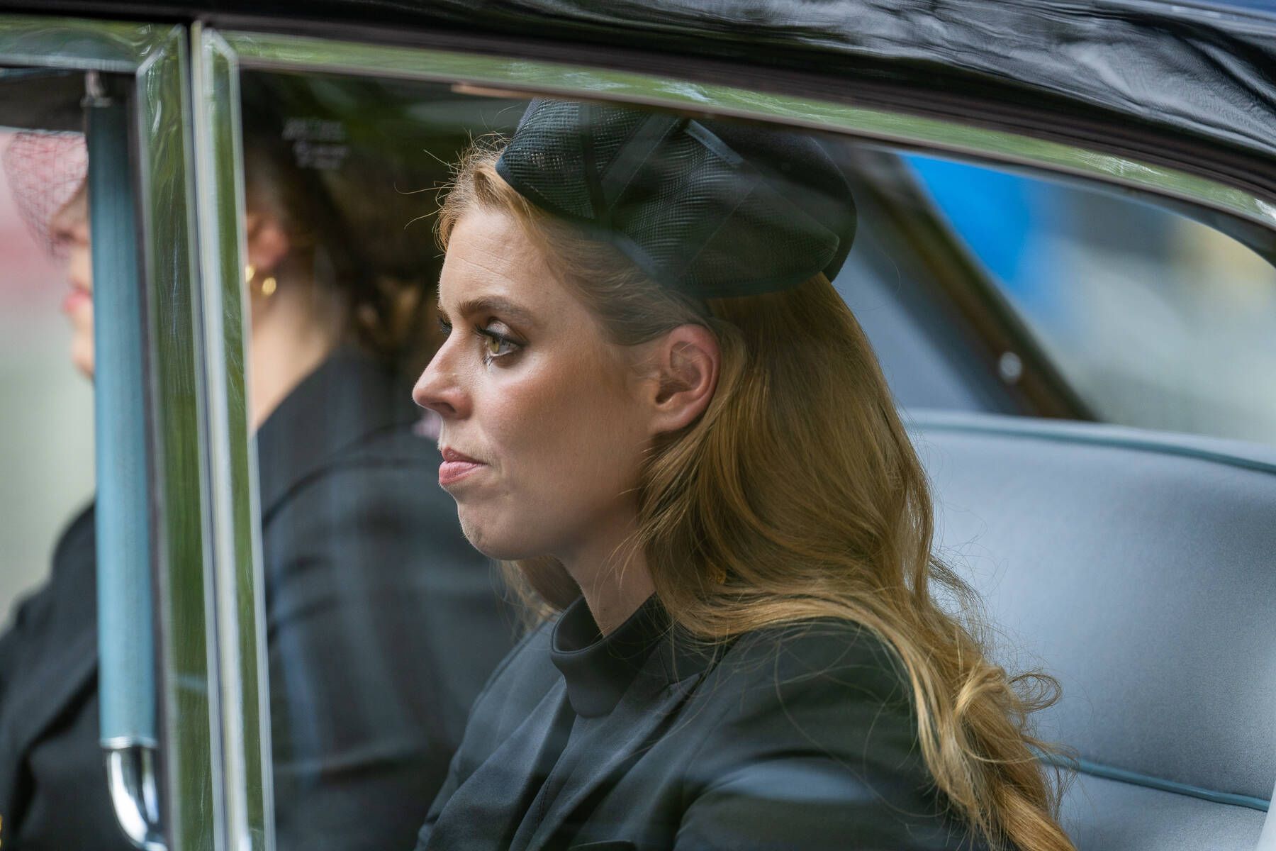 Prinzessin Beatrice in einem Auto.