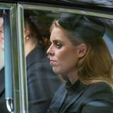 Prinzessin Beatrice in einem Auto.