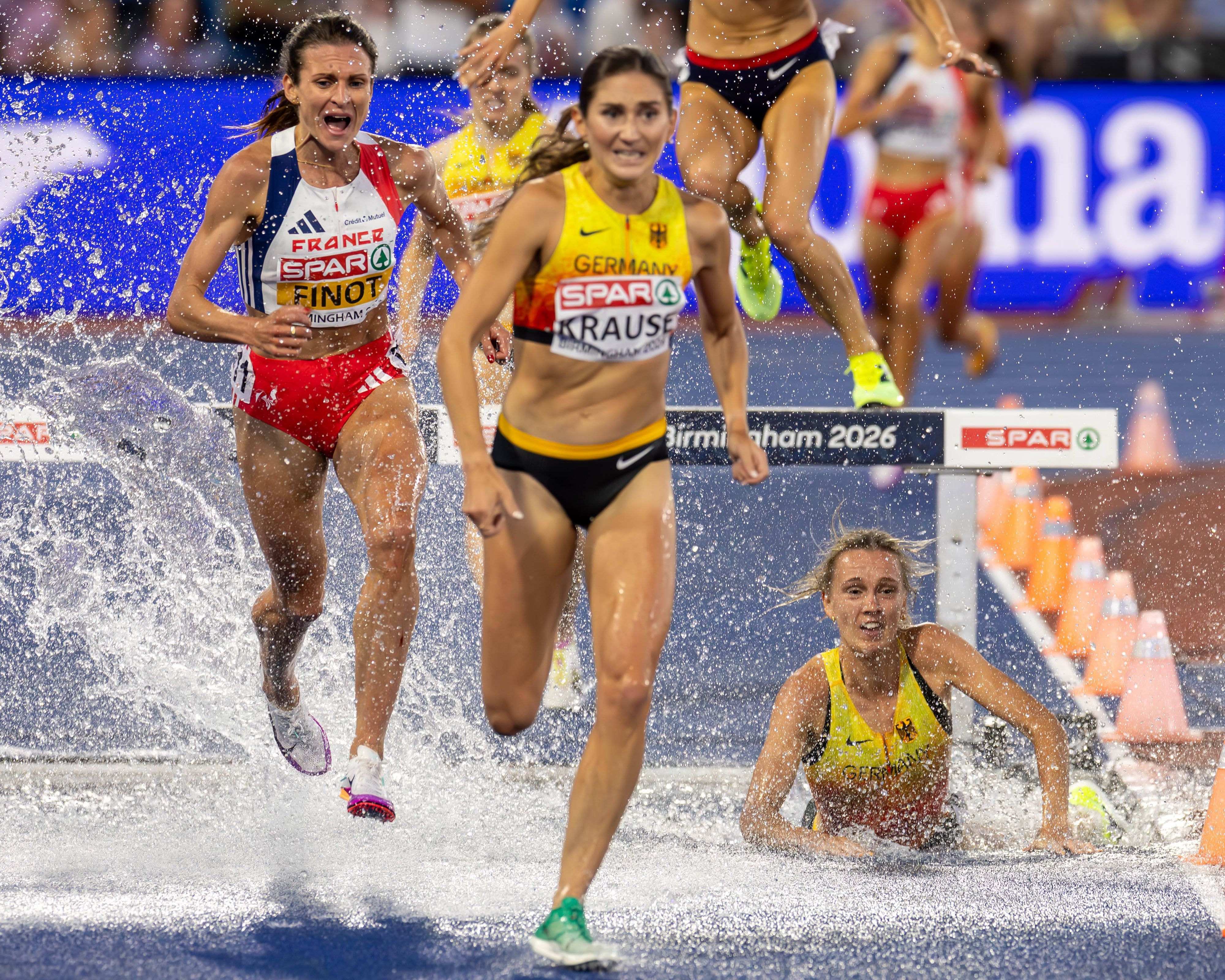 Lea Meyer stürzt bei der Leichtathletik-EM im Wassergraben.