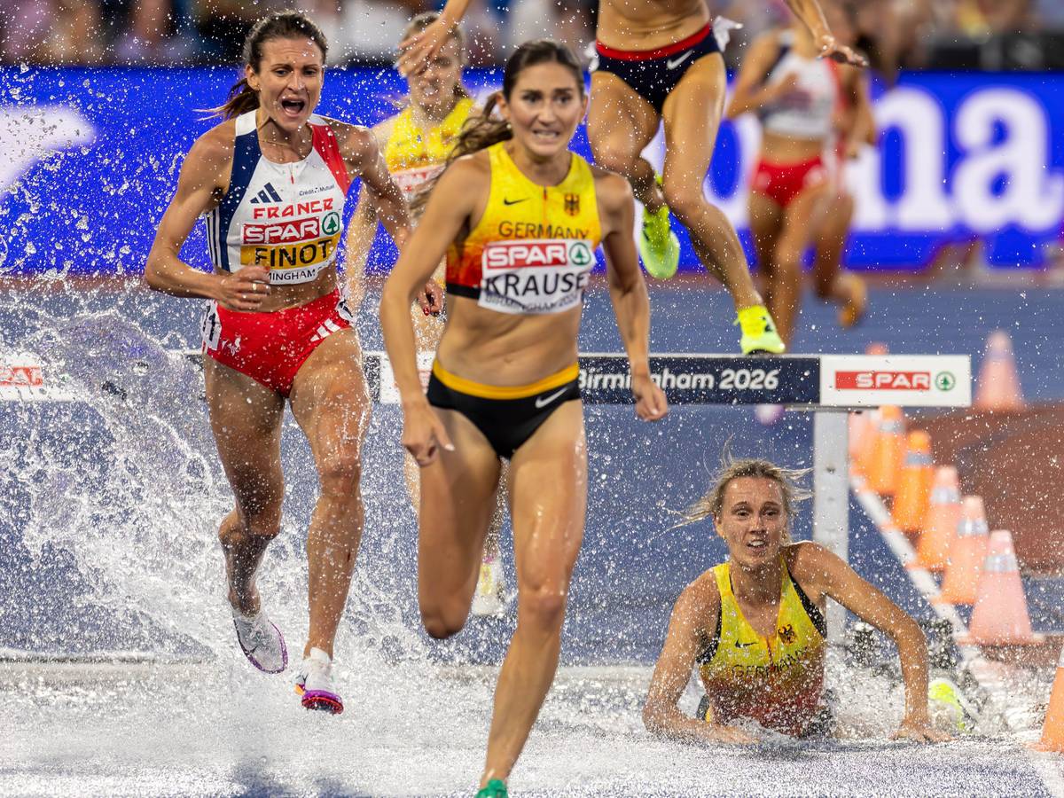 Lea Meyer stürzt bei der Leichtathletik-EM im Wassergraben.