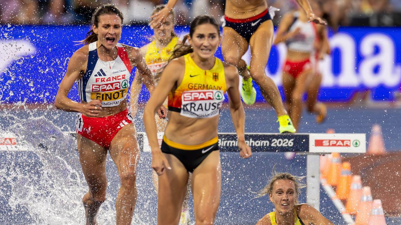 Lea Meyer stürzt bei der Leichtathletik-EM im Wassergraben.