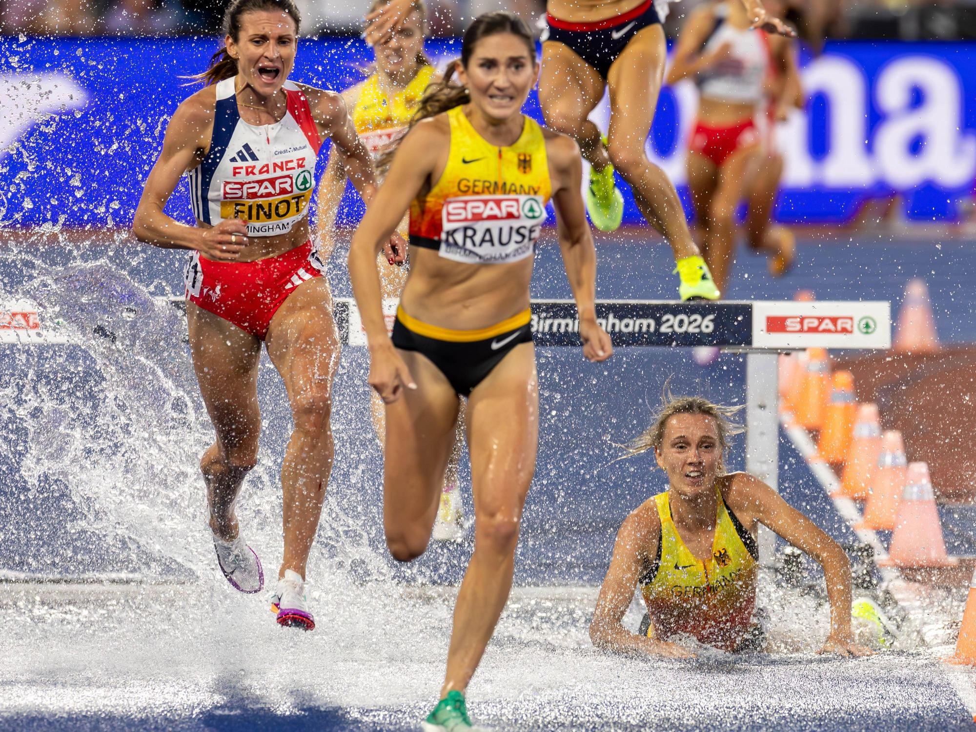 Lea Meyer stürzt bei der Leichtathletik-EM im Wassergraben.