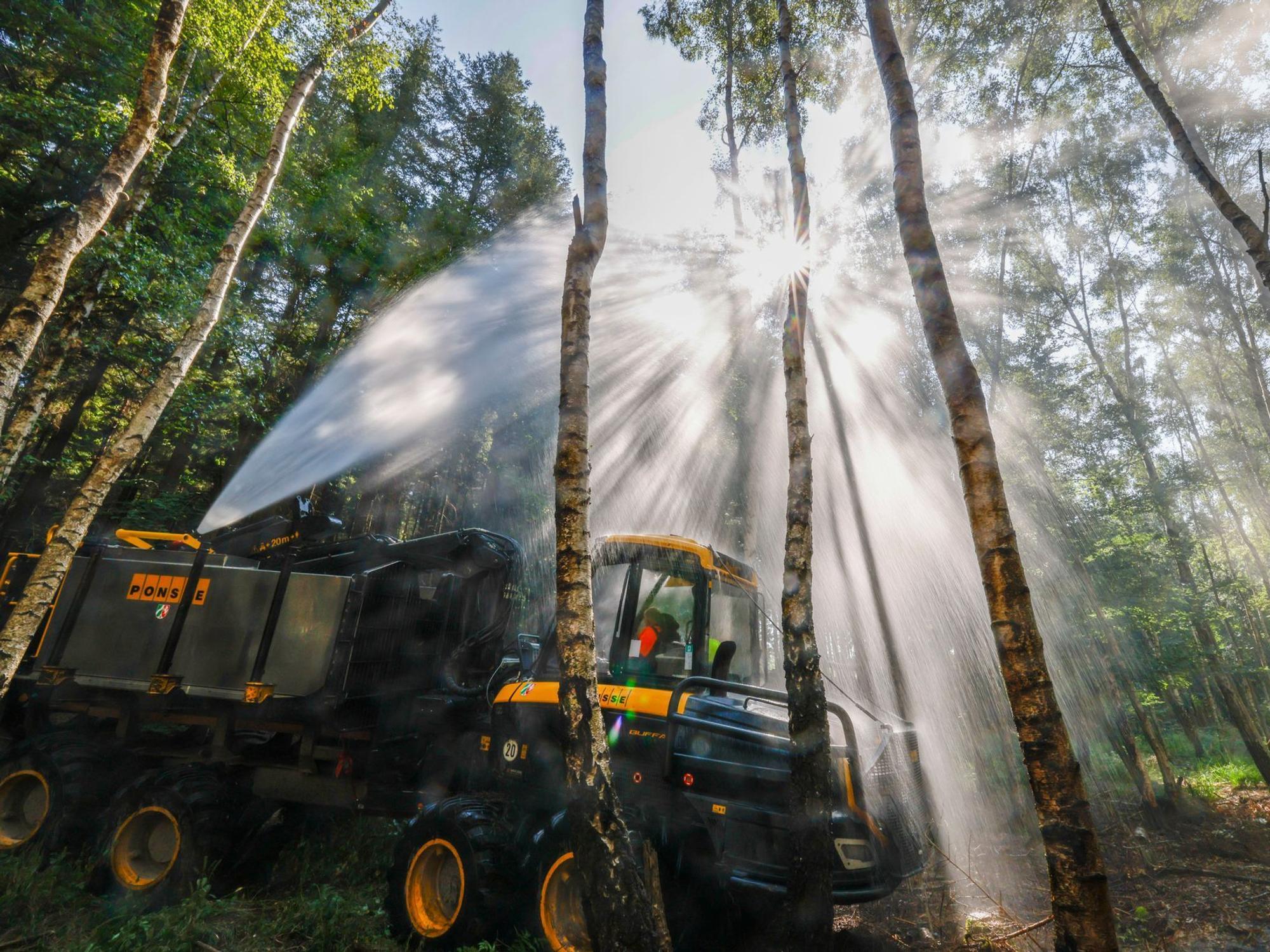 Das Speziallöschfahrzeug „Fire Fighter“ des Landes Nordrhein-Westfalen fährt bei einer Übung durch schwieriges Gelände im Wald. (Archivbild)