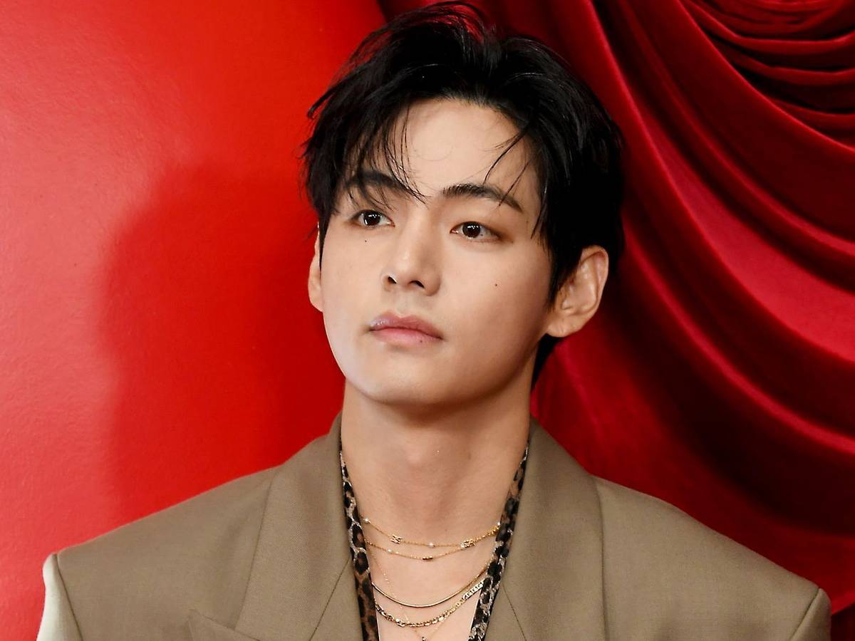 Kim Tae-Hyung, bekannt als Mitglied V der Pop-Band BTS, hat öffentlich über seinen Hörverlust gesprochen. (Bild: 2025 Getty Images/Unique Nicole)