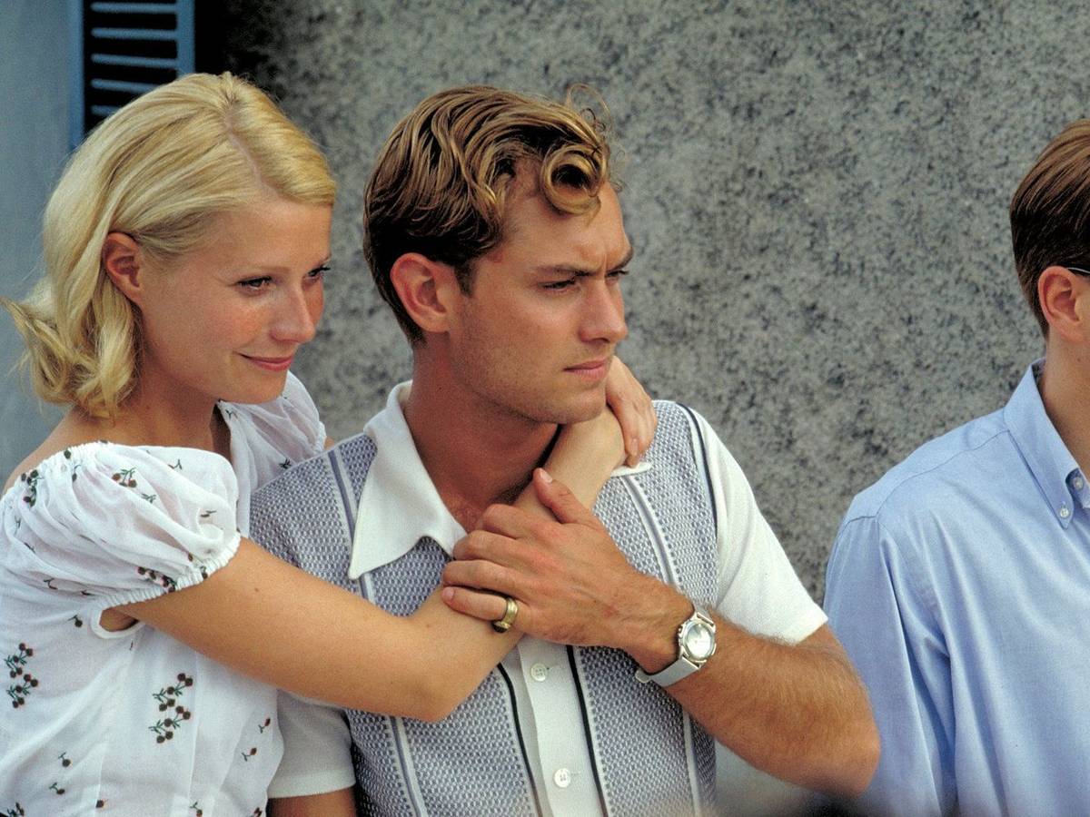 Eigentlich Dickie (Jude Law, Mitte) längst nach Amerika heimgekehrt sein. Doch der reiche Nichtstuer liegt lieber in der italienischen Sonne, genießt das Leben und liebt die hübsche Marge (Gwyneth Paltrow). (Bild: ARD Degeto)