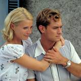 Eigentlich Dickie (Jude Law, Mitte) längst nach Amerika heimgekehrt sein. Doch der reiche Nichtstuer liegt lieber in der italienischen Sonne, genießt das Leben und liebt die hübsche Marge (Gwyneth Paltrow). (Bild: ARD Degeto)