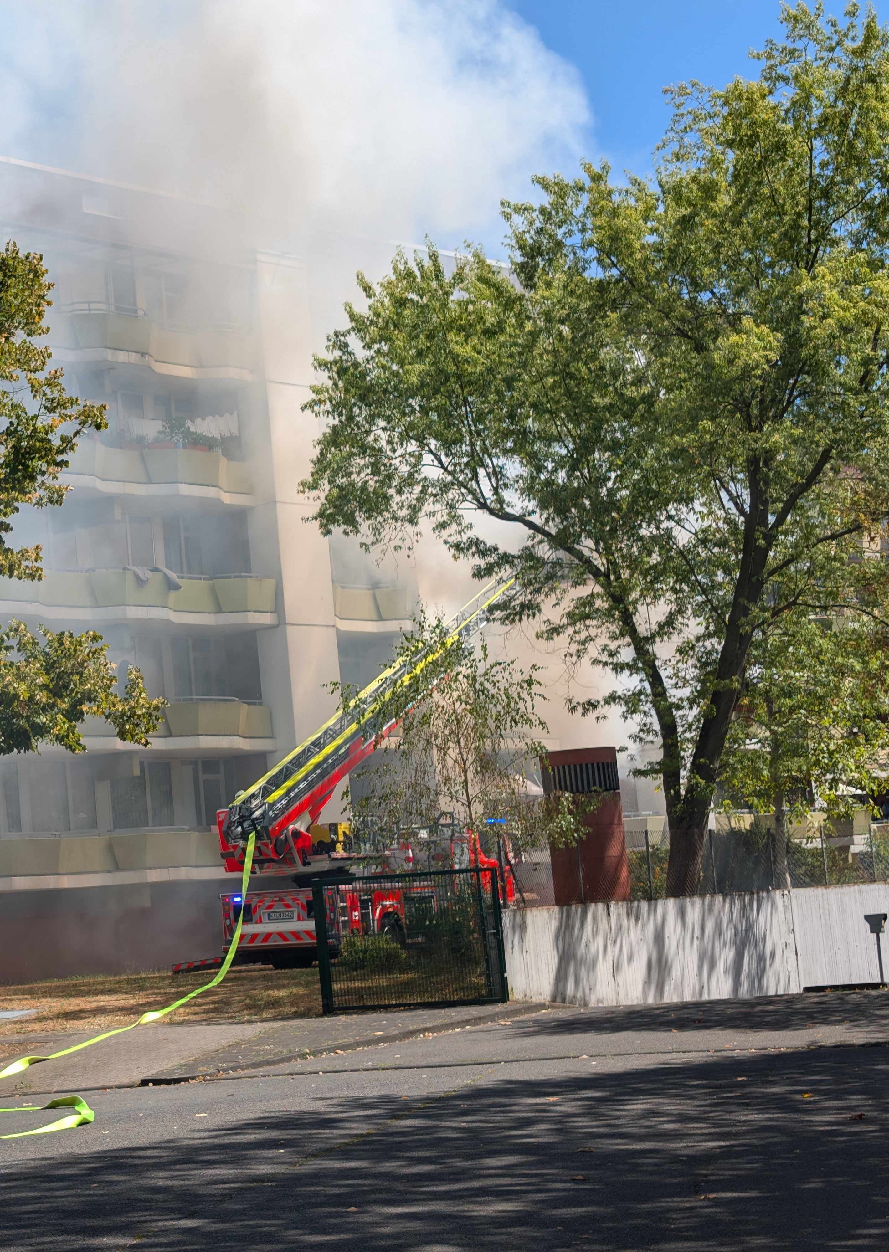 Einsatzkräfte der Feuerwehr beim Brand in der Gernsheimer Straße in Köln-Ostheim