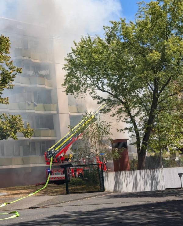 Einsatzkräfte der Feuerwehr beim Brand in der Gernsheimer Straße in Köln-Ostheim