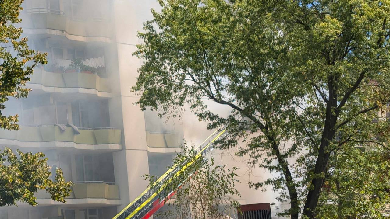 Einsatzkräfte der Feuerwehr beim Brand in der Gernsheimer Straße in Köln-Ostheim