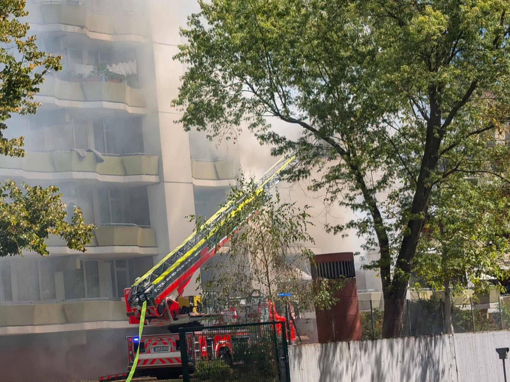 Einsatzkräfte der Feuerwehr beim Brand in der Gernsheimer Straße in Köln-Ostheim