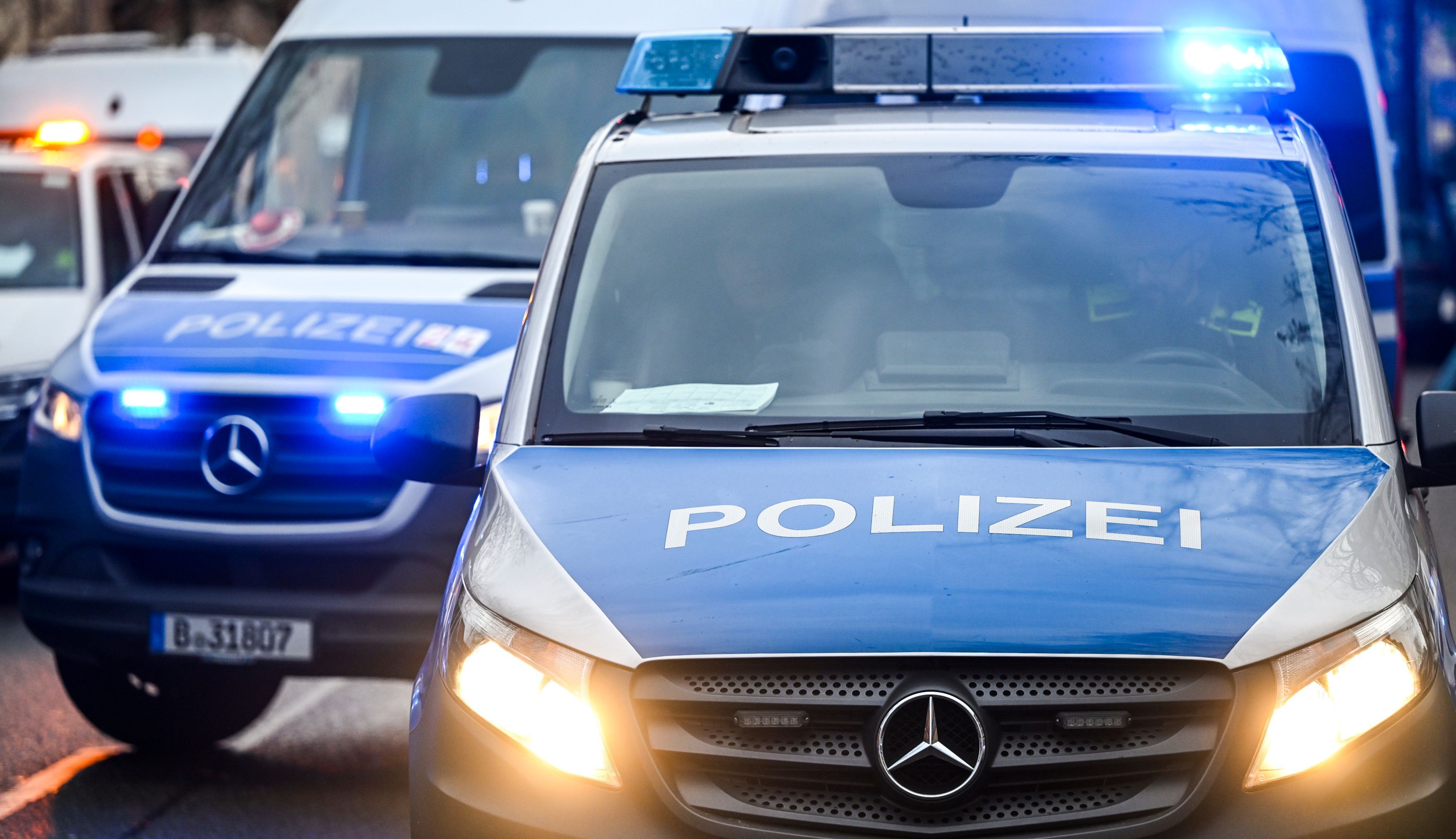 Ein Gerichts-Azubi aus NRW wurde verhaftet. Dem Beamten auf Probe werden drei Überfälle an einem Tag zur Last gelegt. (Symbolfoto)