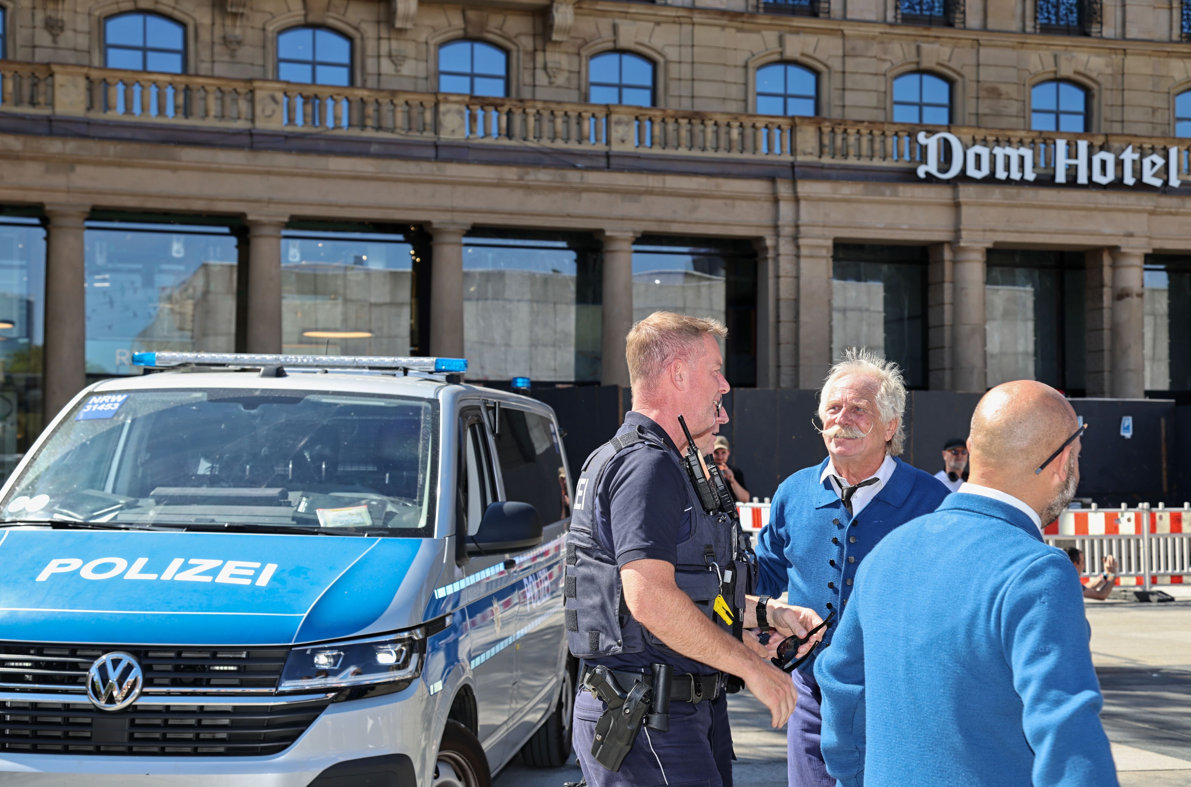 Die Polizei schaut beim Videodreh auf dem Roncalliplatz vorbei.