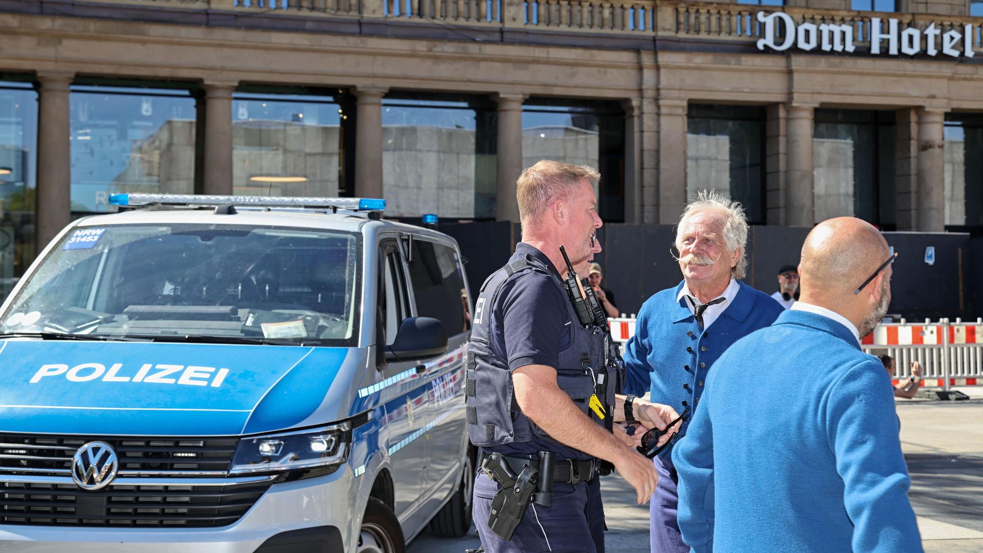 Die Polizei schaut beim Videodreh auf dem Roncalliplatz vorbei.