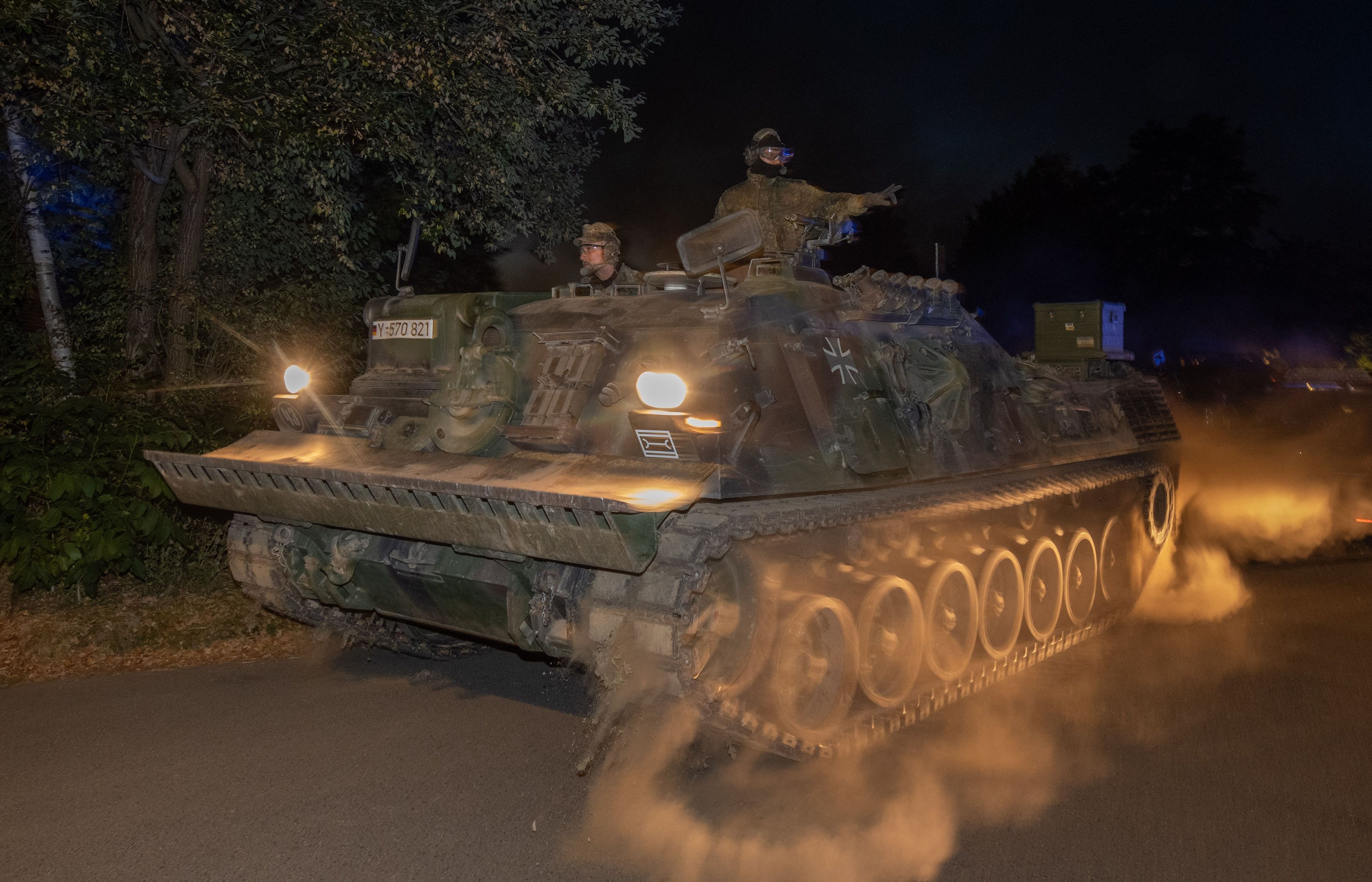 Ein Panzer fährt im Lagezentrum in Kleinhau los, um den Waldbrand im Hürtgenwald zu bekämpfen, indem er Schneisen gegen das Feuer zieht.