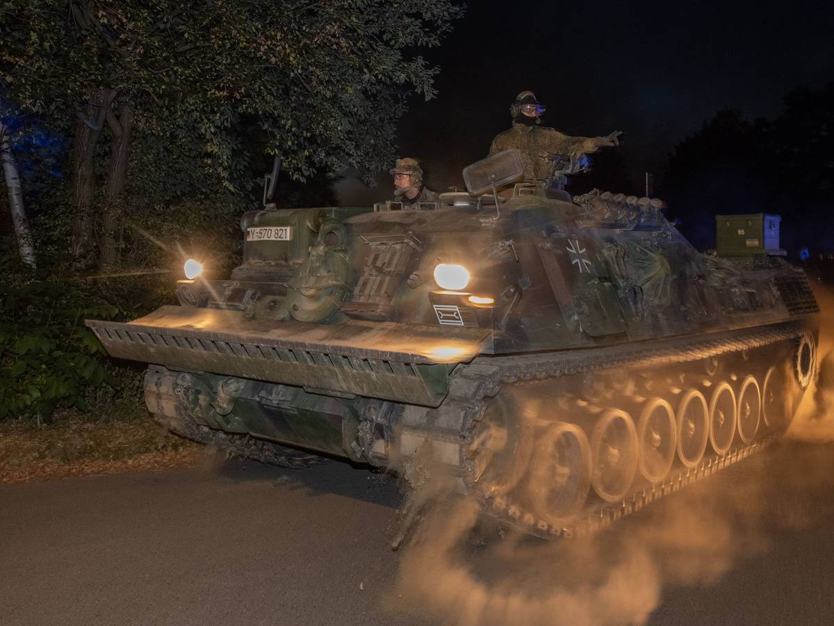 Ein Panzer fährt im Lagezentrum in Kleinhau los, um den Waldbrand im Hürtgenwald zu bekämpfen, indem er Schneisen gegen das Feuer zieht.