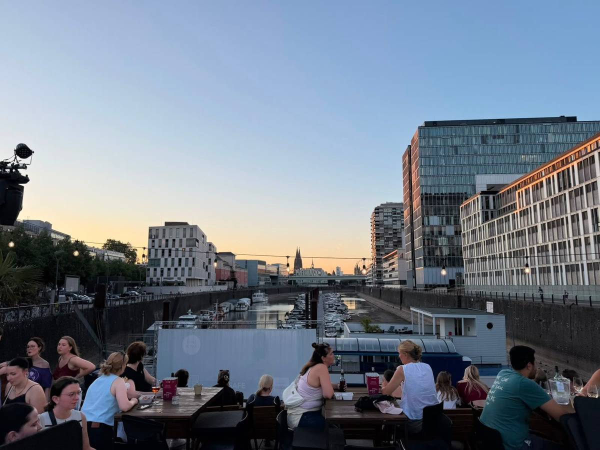 Das Open-Air-Kino-Köln bot Blick auf den Dom und den Sonnenuntergang.