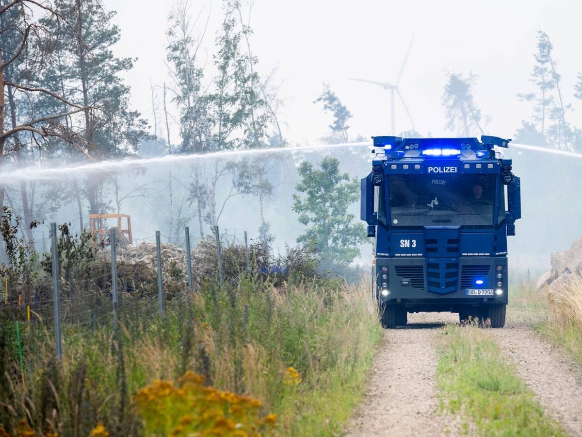 In Nordrhein-Westfalen nahe Hürtgen brennen aktuell hunderte Hektar Wald. Hunderte Kräfte sind im Einsatz. Abgebildet ist ein Löscheinsatz bei einem Waldbrand bei Gohrischheide im vergangnen Jahr, bei dem insgesamt mehr als 2.000 Hektar Wald betroffen waren. (Bild: 2025 Getty Images/Norbert Millauer)