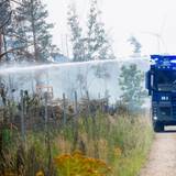 In Nordrhein-Westfalen nahe Hürtgen brennen aktuell hunderte Hektar Wald. Hunderte Kräfte sind im Einsatz. Abgebildet ist ein Löscheinsatz bei einem Waldbrand bei Gohrischheide im vergangnen Jahr, bei dem insgesamt mehr als 2.000 Hektar Wald betroffen waren. (Bild: 2025 Getty Images/Norbert Millauer)