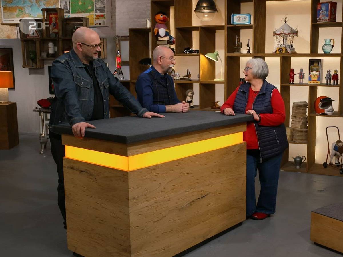 „Die 70er leben wieder!“, jubelte „Bares für Rares“-Moderator Horst Lichter (Mitte), als er die Leuchte erblickte.
(Bild: ZDF)