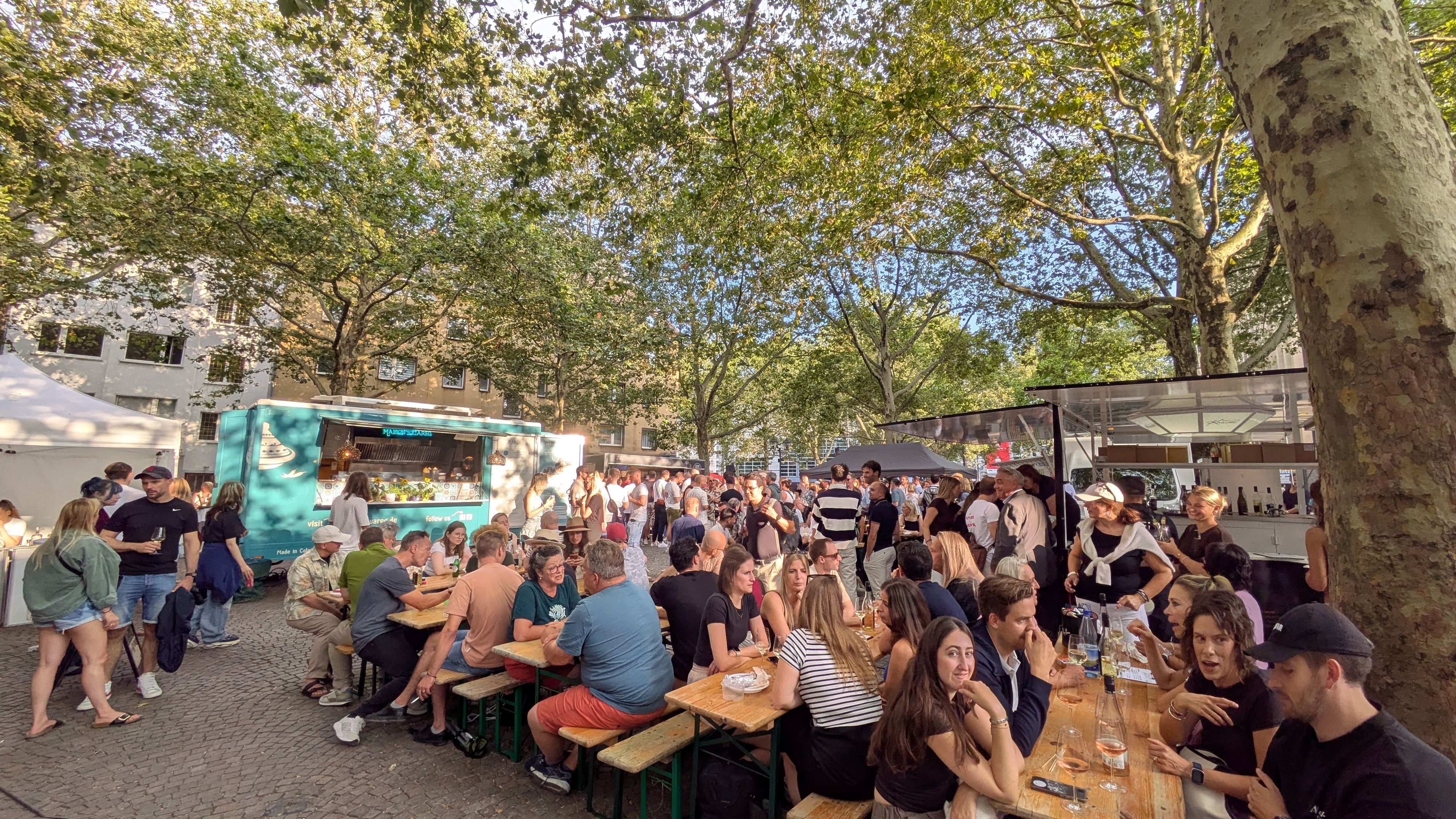 Beim „MarktTreff Rudolfplatz“ treffen sich viele Besucher, um gemeinsam etwas zu trinken. (Archivfoto)