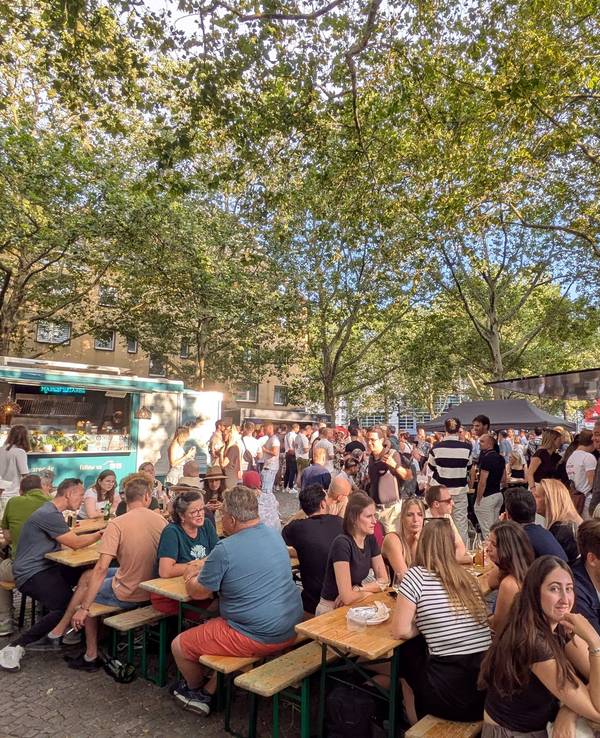 Beim „MarktTreff Rudolfplatz“ treffen sich viele Besucher, um gemeinsam etwas zu trinken. (Archivfoto)