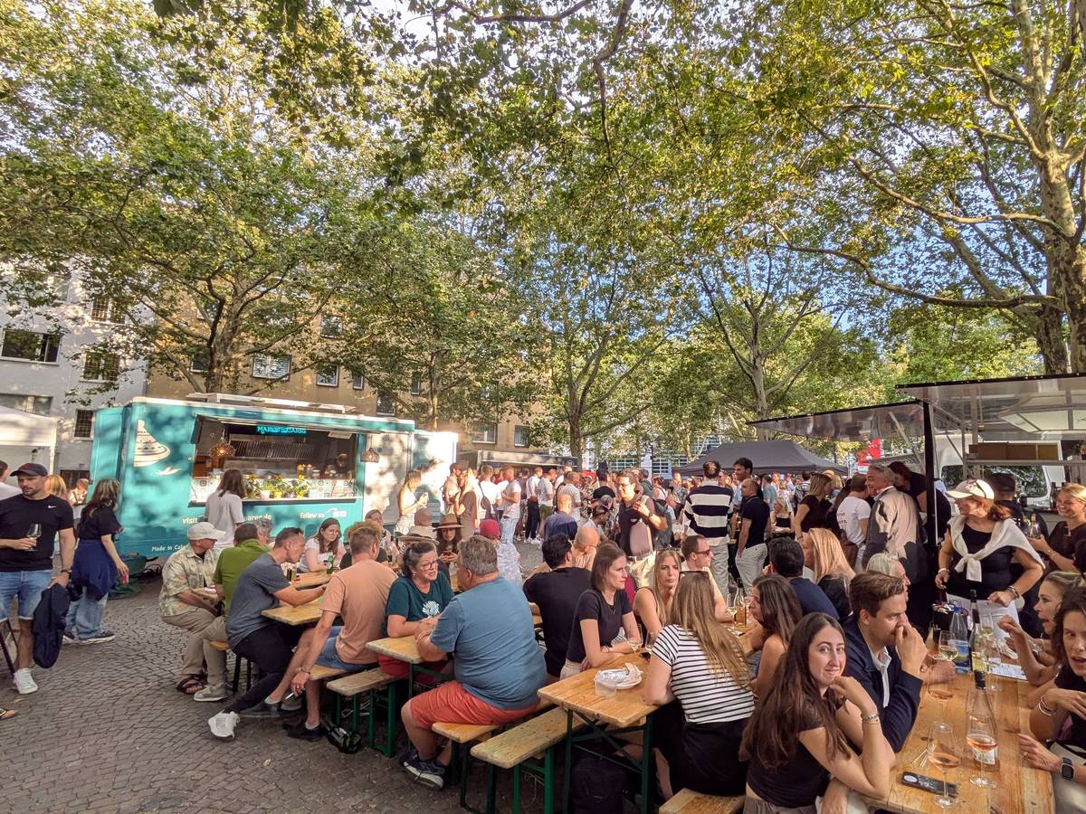 Beim „MarktTreff Rudolfplatz“ treffen sich viele Besucher, um gemeinsam etwas zu trinken. (Archivfoto)