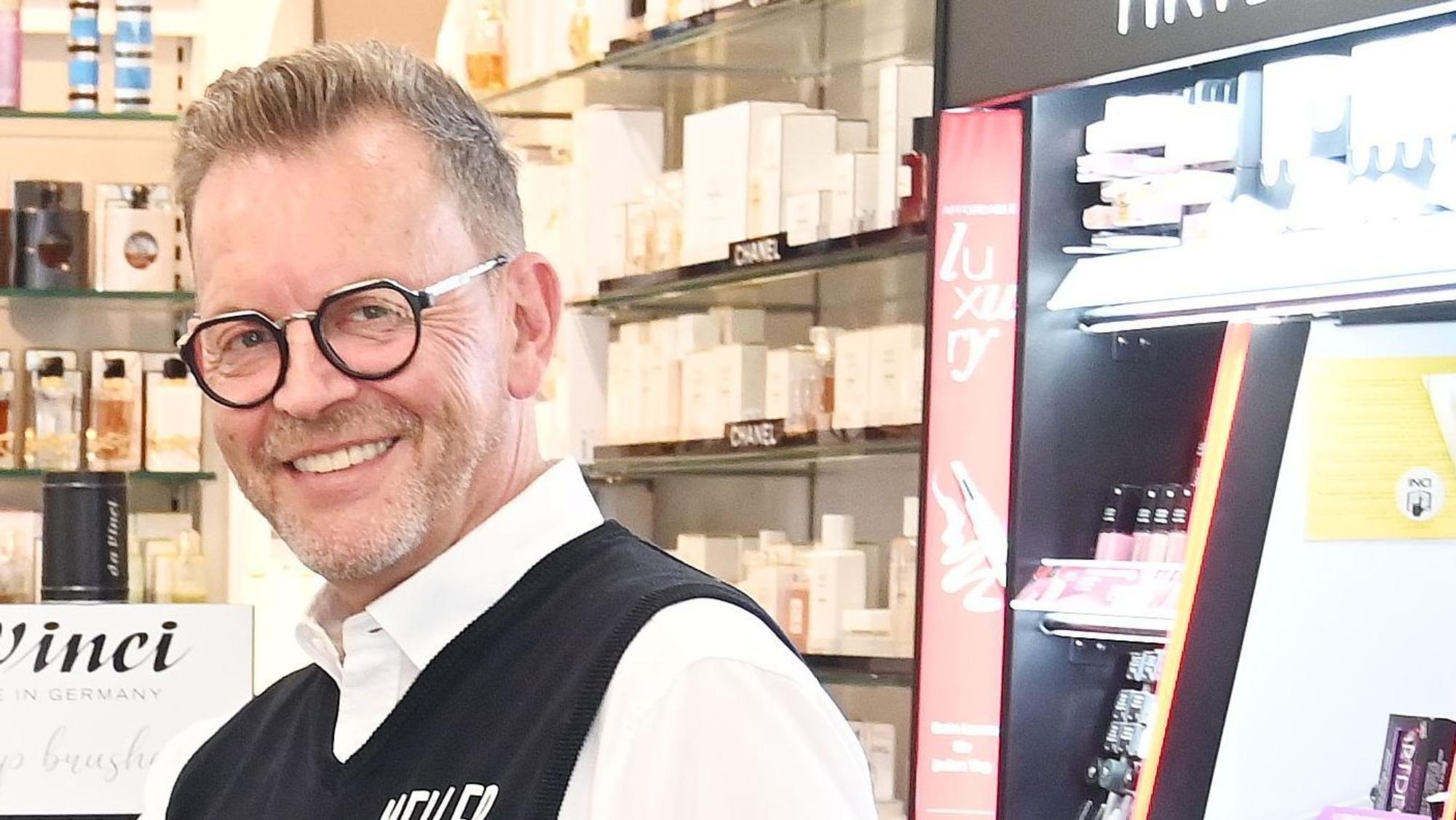 Die Parfümerie Meller besteht seit 65 Jahren - hier: Heinz-Josef Meller