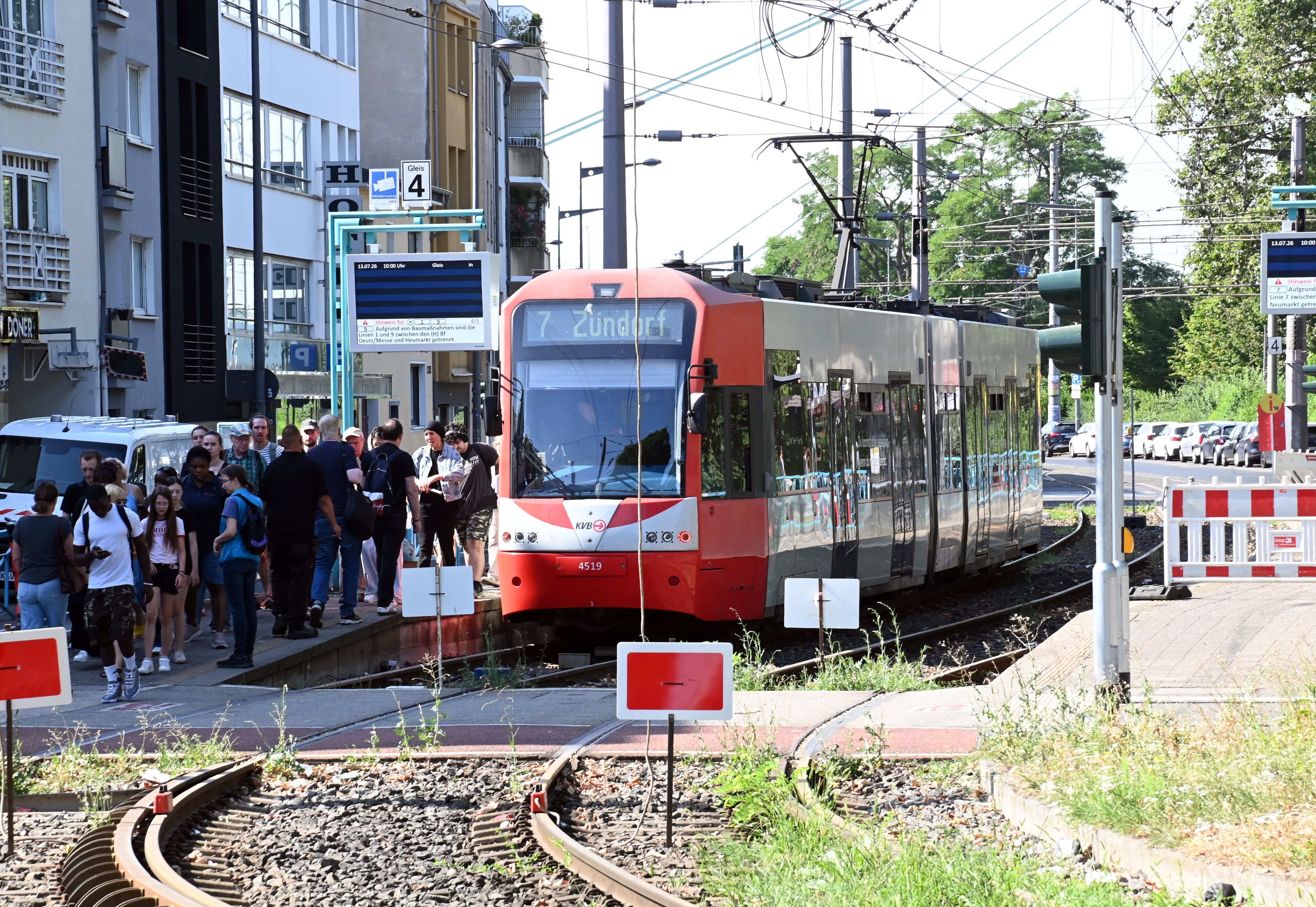 Seit Ende Juni arbeiten die KVB Kölner Verkehrsbetriebe im Rahmen einer Großbaumaßnahme am Schienennetz. Alle Stadtbahnlinien, die über die Deutzer Brücke führen, sind daher noch bis Anfang September getrennt.