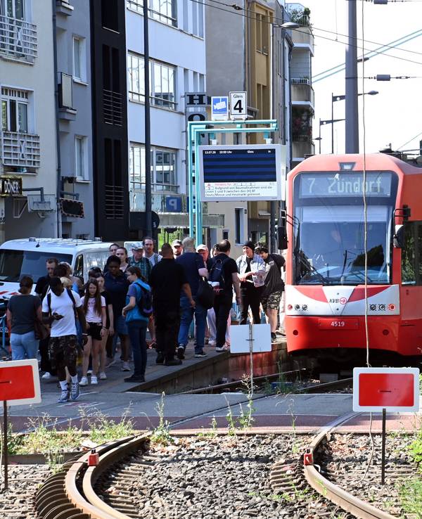 Seit Ende Juni arbeiten die KVB Kölner Verkehrsbetriebe im Rahmen einer Großbaumaßnahme am Schienennetz. Alle Stadtbahnlinien, die über die Deutzer Brücke führen, sind daher noch bis Anfang September getrennt.