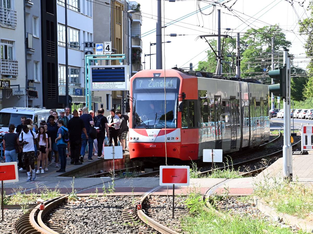 Seit Ende Juni arbeiten die KVB Kölner Verkehrsbetriebe im Rahmen einer Großbaumaßnahme am Schienennetz. Alle Stadtbahnlinien, die über die Deutzer Brücke führen, sind daher noch bis Anfang September getrennt.