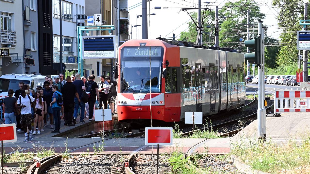 Seit Ende Juni arbeiten die KVB Kölner Verkehrsbetriebe im Rahmen einer Großbaumaßnahme am Schienennetz. Alle Stadtbahnlinien, die über die Deutzer Brücke führen, sind daher noch bis Anfang September getrennt.