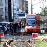 Seit Ende Juni arbeiten die KVB Kölner Verkehrsbetriebe im Rahmen einer Großbaumaßnahme am Schienennetz. Alle Stadtbahnlinien, die über die Deutzer Brücke führen, sind daher noch bis Anfang September getrennt.