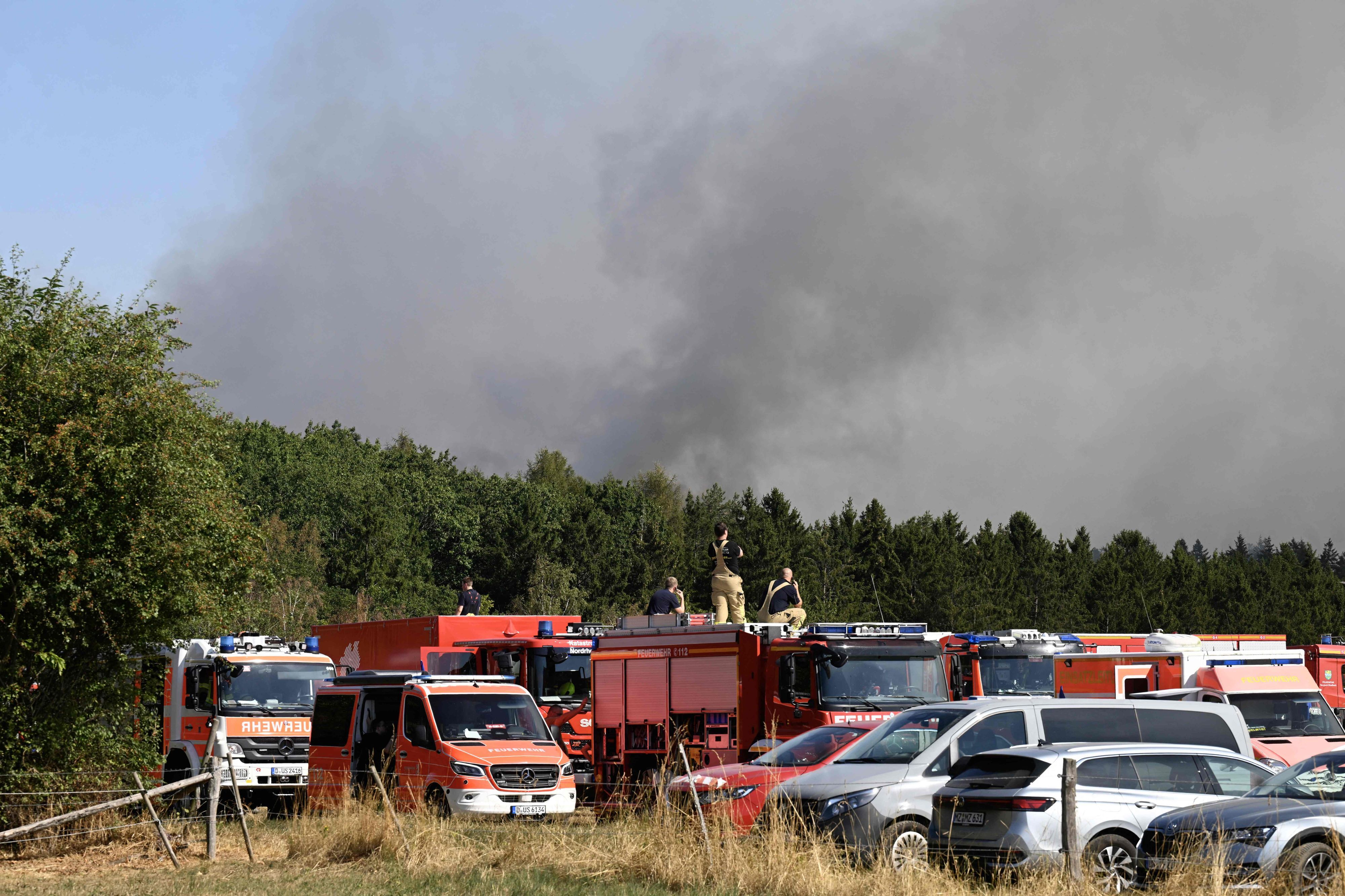Unterstützung aus ganz NRW: Auch die Feuerwehr Köln ist bei dem Großbrand in Hürtgenwald vor Ort.