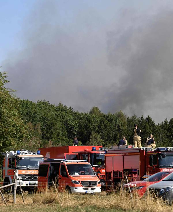 Unterstützung aus ganz NRW: Auch die Feuerwehr Köln ist bei dem Großbrand in Hürtgenwald vor Ort.