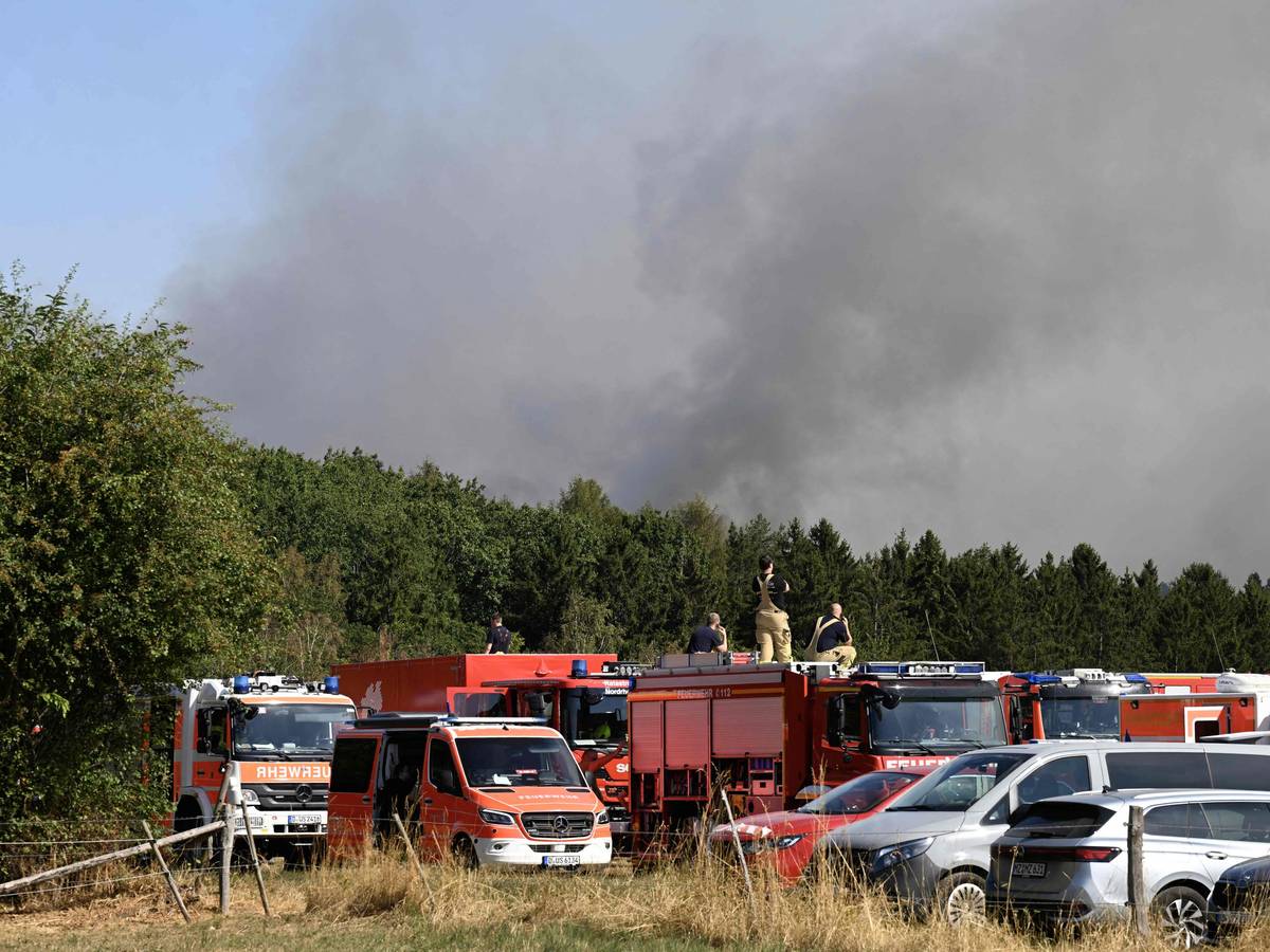 Unterstützung aus ganz NRW: Auch die Feuerwehr Köln ist bei dem Großbrand in Hürtgenwald vor Ort.