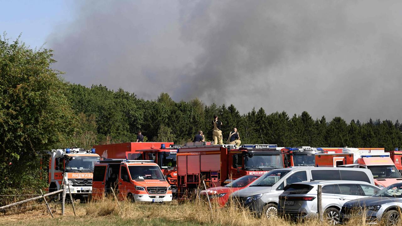 Unterstützung aus ganz NRW: Auch die Feuerwehr Köln ist bei dem Großbrand in Hürtgenwald vor Ort.