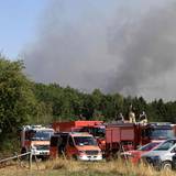 Unterstützung aus ganz NRW: Auch die Feuerwehr Köln ist bei dem Großbrand in Hürtgenwald vor Ort.