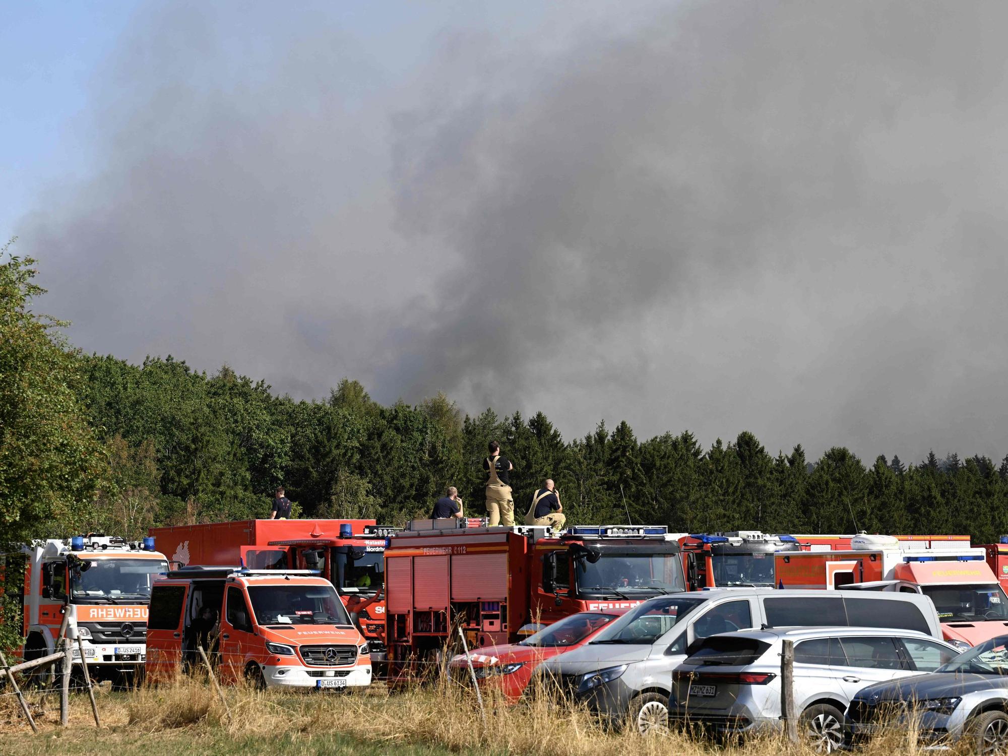 Unterstützung aus ganz NRW: Auch die Feuerwehr Köln ist bei dem Großbrand in Hürtgenwald vor Ort.