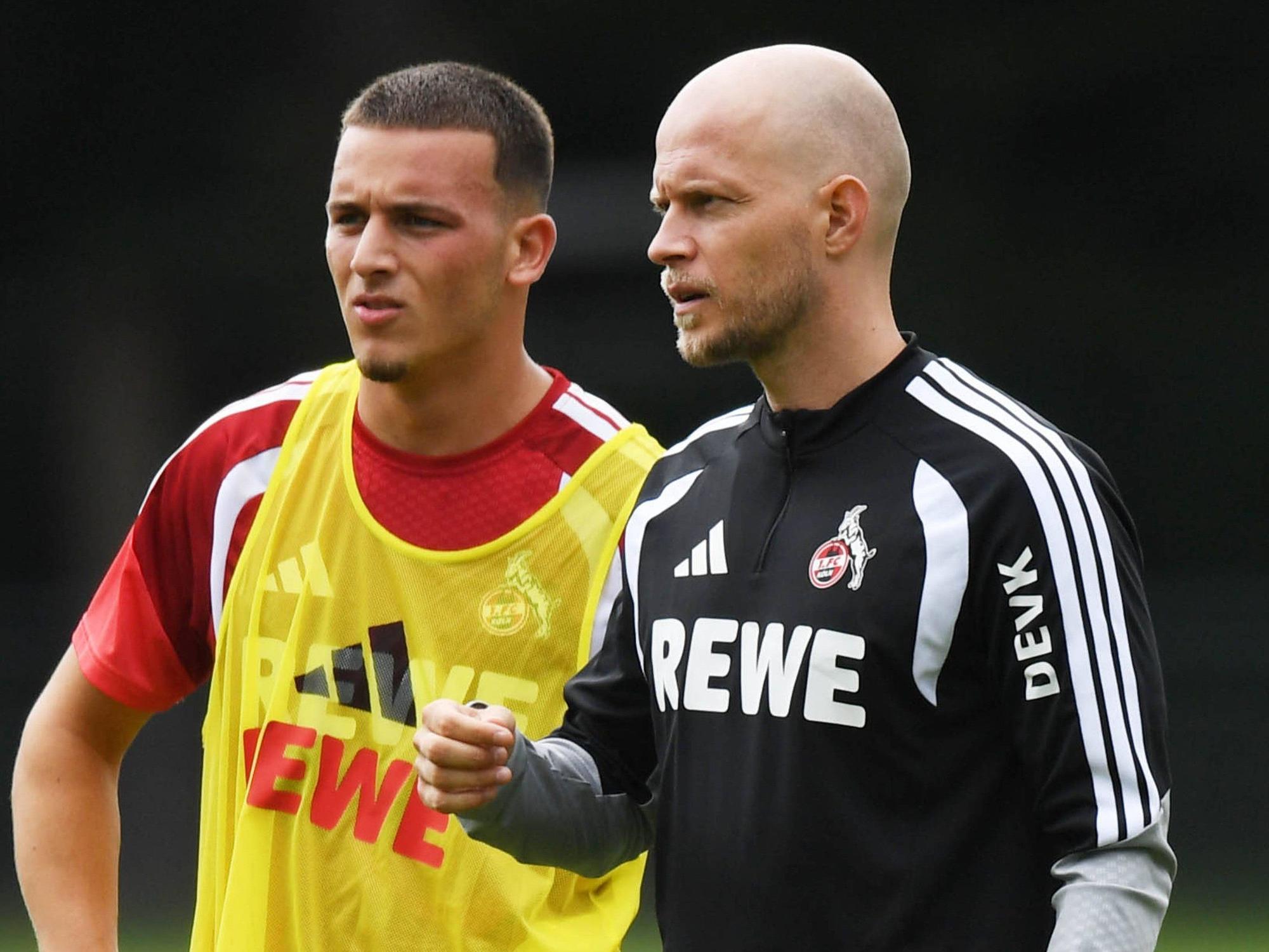 René Wagner spricht im FC-Training mit Said El Mala.