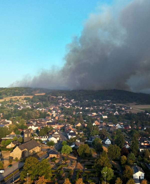 Dichter Rauch des Waldbrands im Hürtgenwald zieht über den Ortsteil Gey.