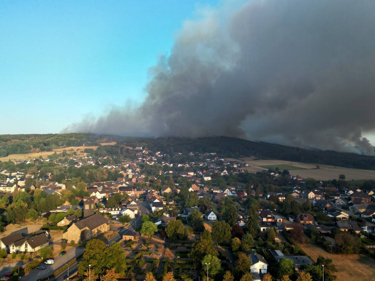 Dichter Rauch des Waldbrands im Hürtgenwald zieht über den Ortsteil Gey.