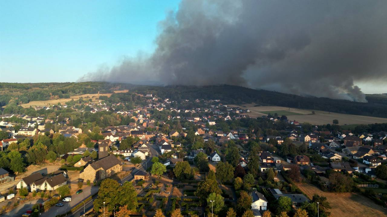 Dichter Rauch des Waldbrands im Hürtgenwald zieht über den Ortsteil Gey.