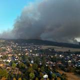Dichter Rauch des Waldbrands im Hürtgenwald zieht über den Ortsteil Gey.