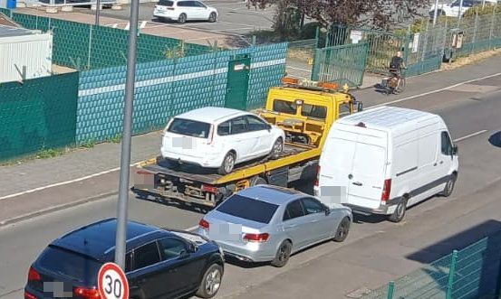 Das Pärchen wohnte im Auto – am Freitagmorgen (14. August) wurde der Ford auf der Escher Straße abgeschleppt.