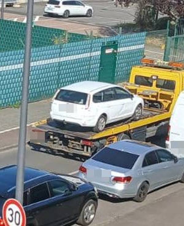 Das Pärchen wohnte im Auto – am Freitagmorgen (14. August) wurde der Ford auf der Escher Straße abgeschleppt.